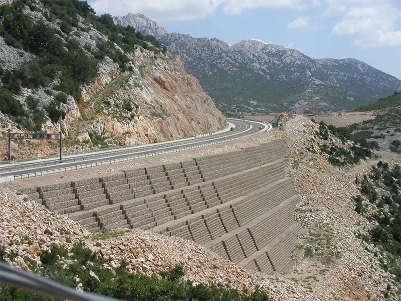 Rọ đá và thảm đá trong giải pháp chống sụt trượt đường giao thông miền núi